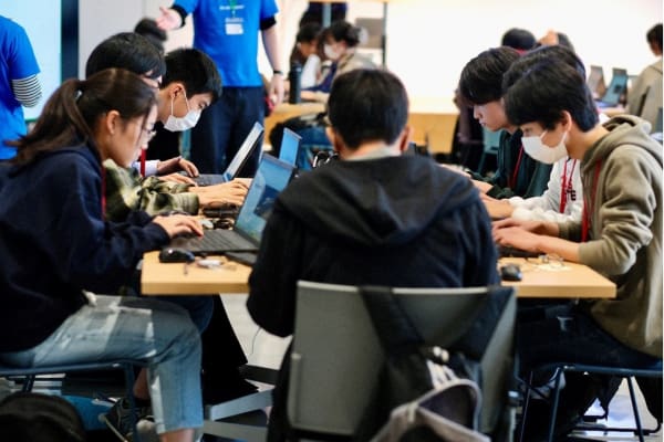 生徒向けプログラミングキャンプの様子